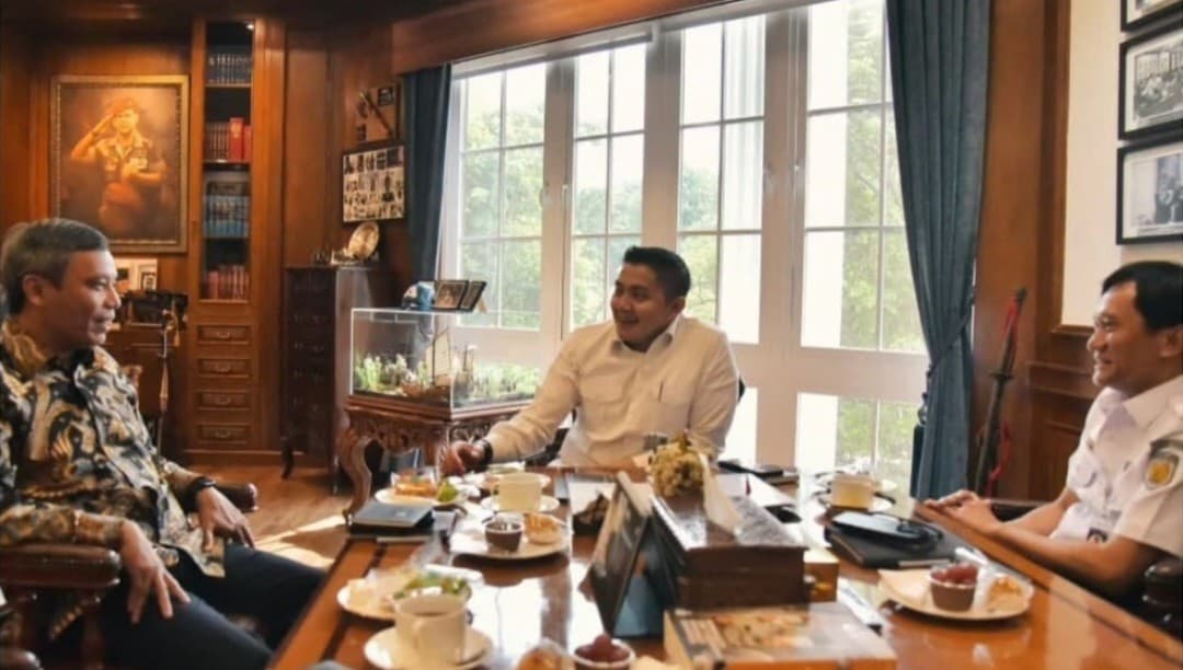 Seskab Teddy Bertemu Dirut KAI dan BTN, Ini yang Dibahas