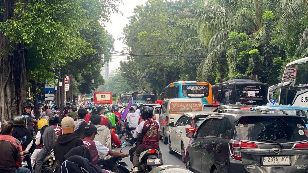 Lalu Lintas Menuju Monas Macet Parah, Dipadati Puluhan Bus dan Rombongan Motor
