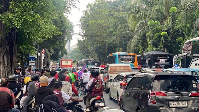 Lalu Lintas Menuju Monas Macet Parah, Dipadati Puluhan Bus dan Rombongan Motor