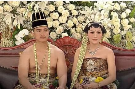 Kaesang-Erina Kenakan Busana Basahan Solo di Acara Ngunduh Mantu