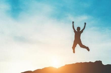 3 Cerita Inspiratif Singkat Perjuangan Hidup: Ayah Nazi, Sering Dipukuli, dan Jadi Aktor Hollywood