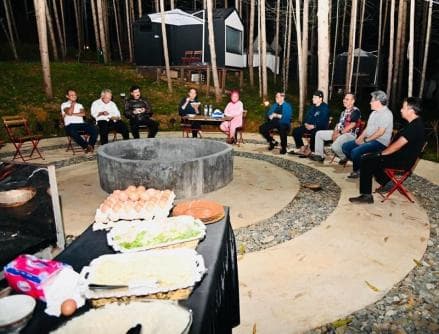 Jokowi dan Para Menteri `Glamping` di IKN, Santap Malam Nasi Goreng-Mi Godog