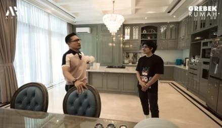 Arie Untung Punya Coffeshop di Rumah Mewahnya