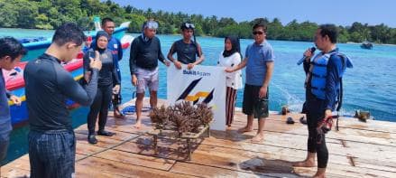 Jaga Ekosistem Laut, Bukit Asam Tanam 160 Bibit Terumbu Karang di Pulau Pahawang