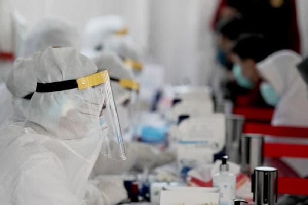 Kasus Covid-19 Singapura-Malaysia Melonjak, Saham Kesehatan KAEF hingga IRRA Terbang