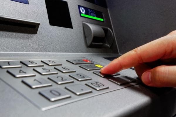 Mesin ATM Mati saat Pengambilan Uang? Jangan Panik, Segera Lakukan 4 Tips Ini Mesin ATM Mati saat Pengambilan Uang? Jangan Panik, Segera Lakukan 4 Tips Ini