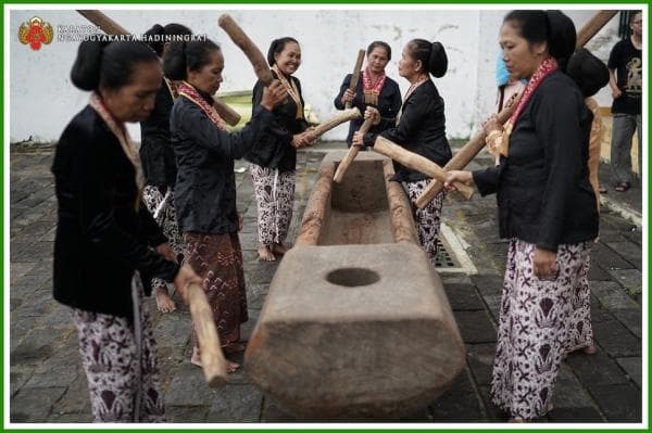 Mengenal Abdi Dalem yang Sering Menggunakan Kebaya Janggan, Pakaian Gadis Kretek