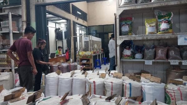 Harga Beras di Pasar Induk Cipinang Stabil, tapi Masih Tinggi