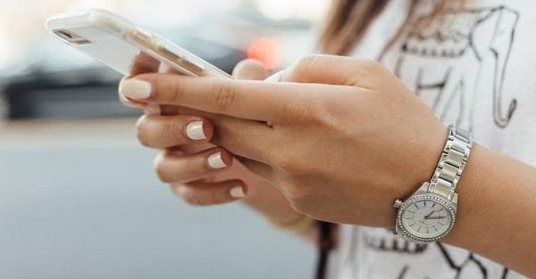 Kenapa Ada Garis Hitam di Layar HP? Ini Penyebab dan Cara Mengatasinya