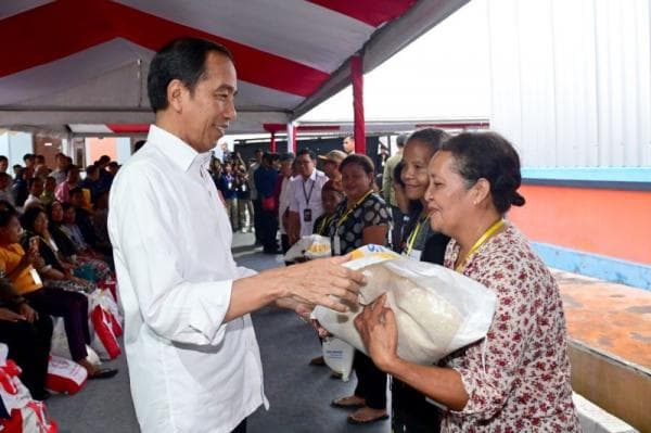 Jokowi Bagikan Beras dan Janjikan Bantuan El Nino Rp400 Ribu ke Warga NTT
