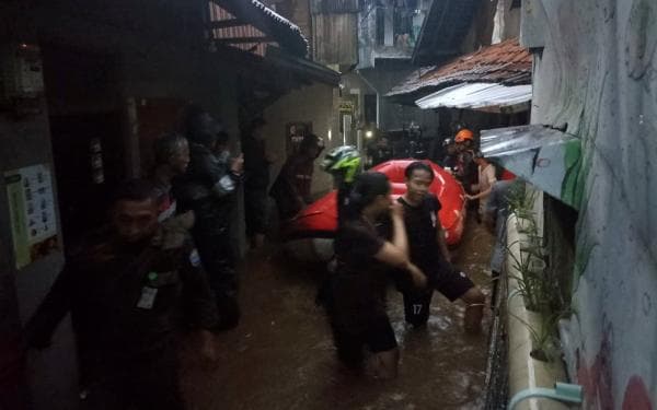 Braga Bandung Diterjang Banjir 1,7 Meter, Warga Mengungsi Pakai Perahu Karet