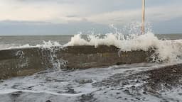 Peringatan Dini BMKG, Waspada Gelombang Tinggi hingga 4 Meter pada 5-8 Desember 2025