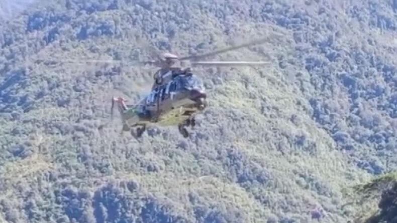 TNI Kirim Helikopter Evakuasi 8 Pendulang Emas Tewas Diserang OPM di Yahukimo