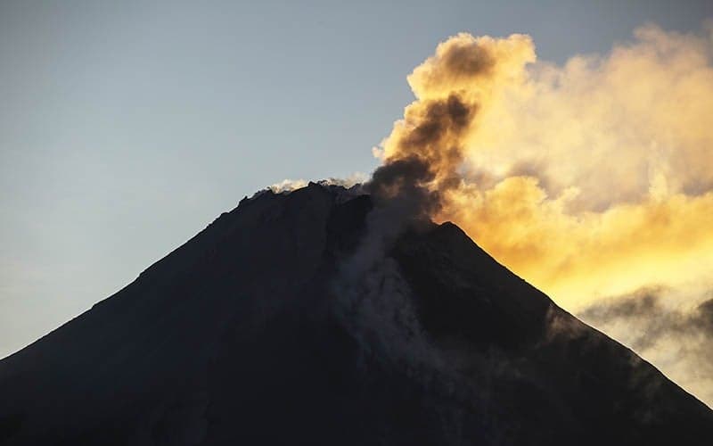 Gunung Merapi Level Siaga, 13 Kali Luncurkan Guguran Lava Sejauh 2 Km