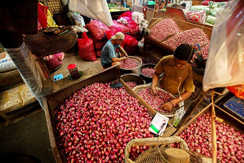 Harga Pangan Akhir Pekan: Bawang, Beras hingga Minyak Goreng Kompak Naik