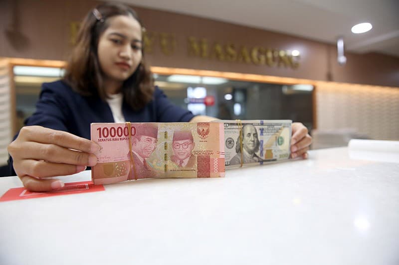 Rupiah Kembali Melemah Pagi Ini, Dekati Rp18.000 per Dolar AS