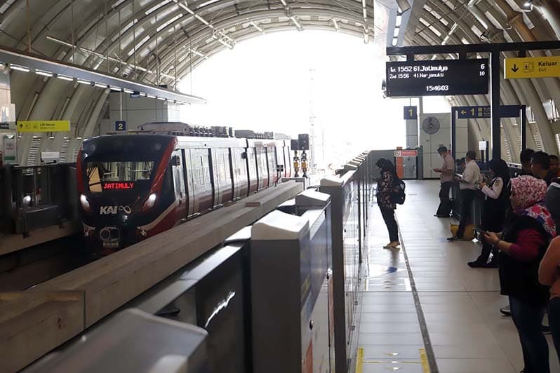 Penumpang Boleh Buka Puasa di LRT Jabodebek, Simak Aturannya