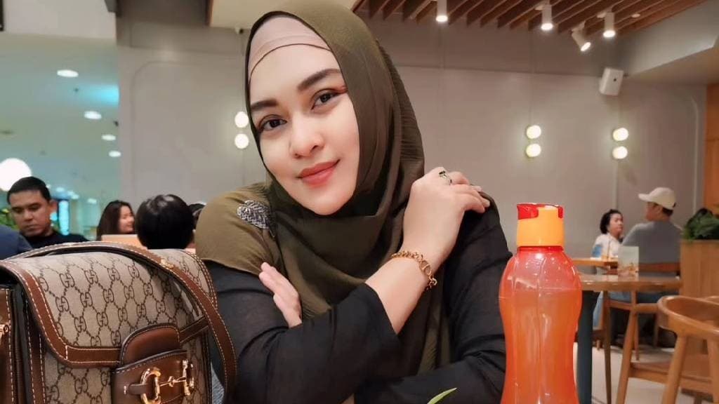 Zeda Salim Lepas Hijab demi Duit? Ini Faktanya!