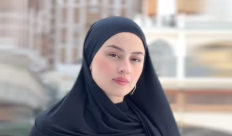 Kimberly Ryder Nekat Umrah di Tengah Perang Amerika-Israel dengan Iran