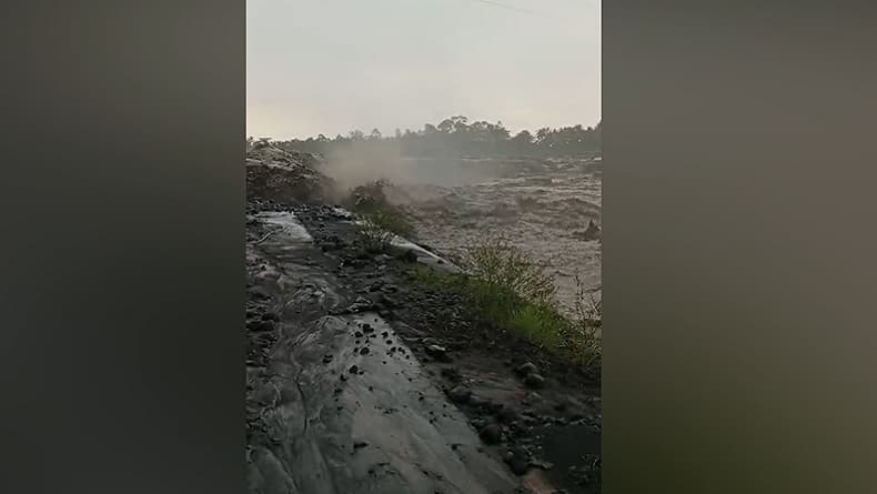 Video Detik-Detik Banjir Lahar Gunung Semeru Terjang Lumajang, Satu Dusun Terisolasi