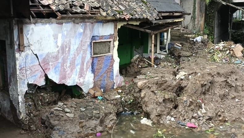 Tembok Penahan Tanah Ambruk Timpa Rumah Warga di Cianjur, Seorang Balita Tewas