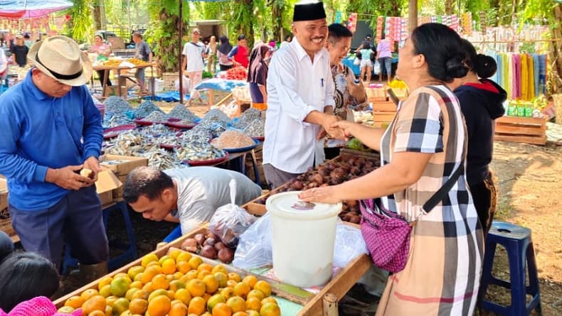 Kunjungi Pasar Kaget Jalan Sejahtera di Bengkalis Riau, Legislator Perindo Beri Motivasi ke UMKM