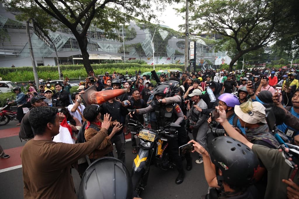 Massa Demo 25 Agustus di DPR Cegat Konvoi Brimob, Kibarkan Bendera Merah Putih
