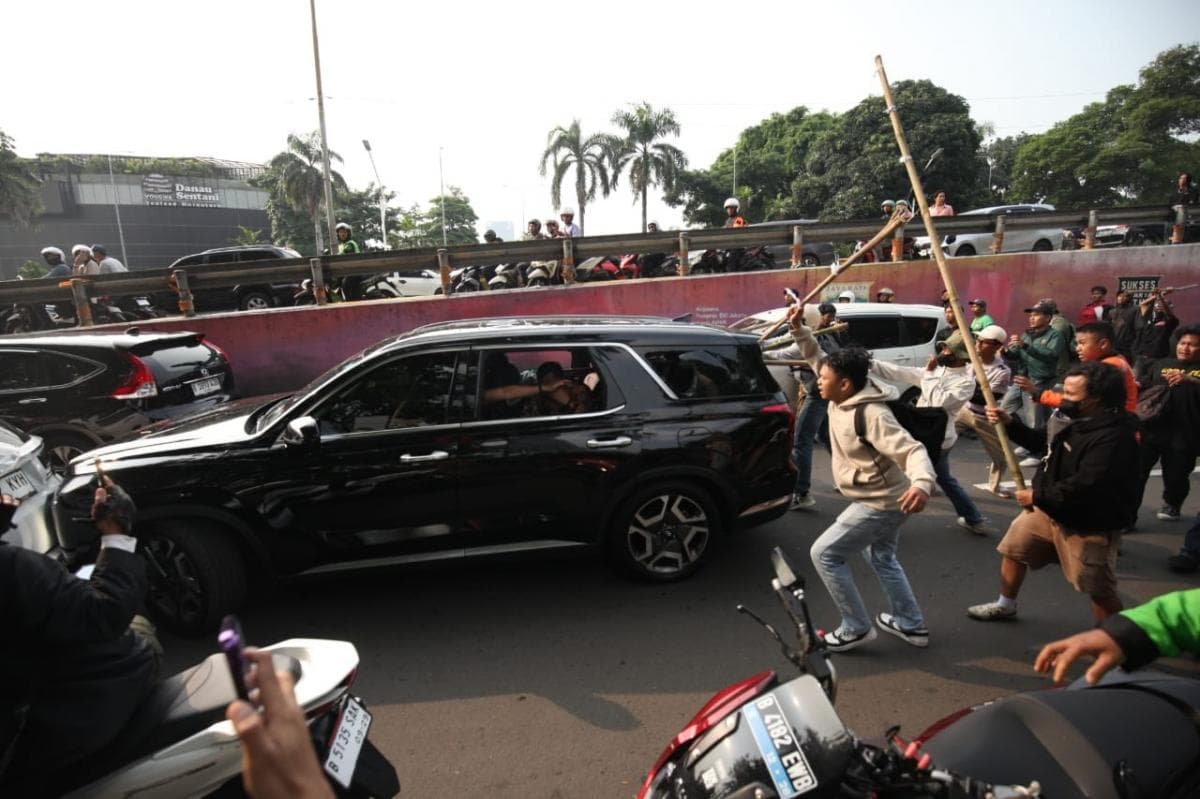 Demo 25 Agustus di DPR Ricuh, Massa Serang Mobil Mewah