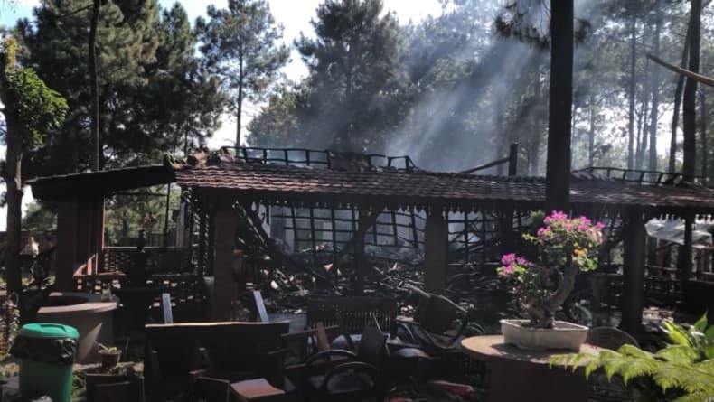 Kafe di Lereng Gunung Welirang Mojokerto Terbakar, Warga Panik Lihat Kobaran Api