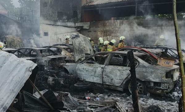 Kebakaran Bengkel di Antapani Bandung, Sejumlah Mobil Mewah Hangus Dilalap Api