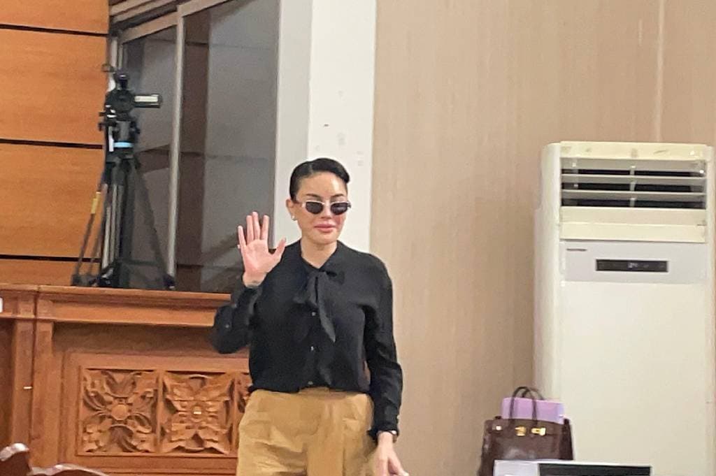 Meski Sakit, Nikita Mirzani Hadiri Sidang Hari Ini dengan Tas Hermes!