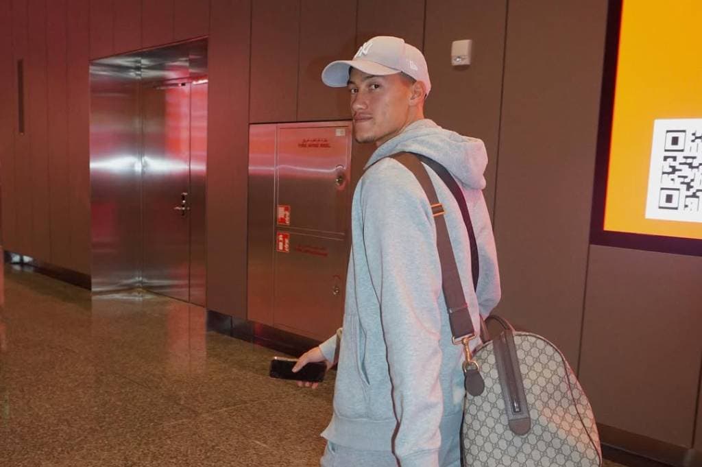 Jay Idzes Tiba di Surabaya, Kirim Pesan Khusus untuk Suporter Timnas Indonesia