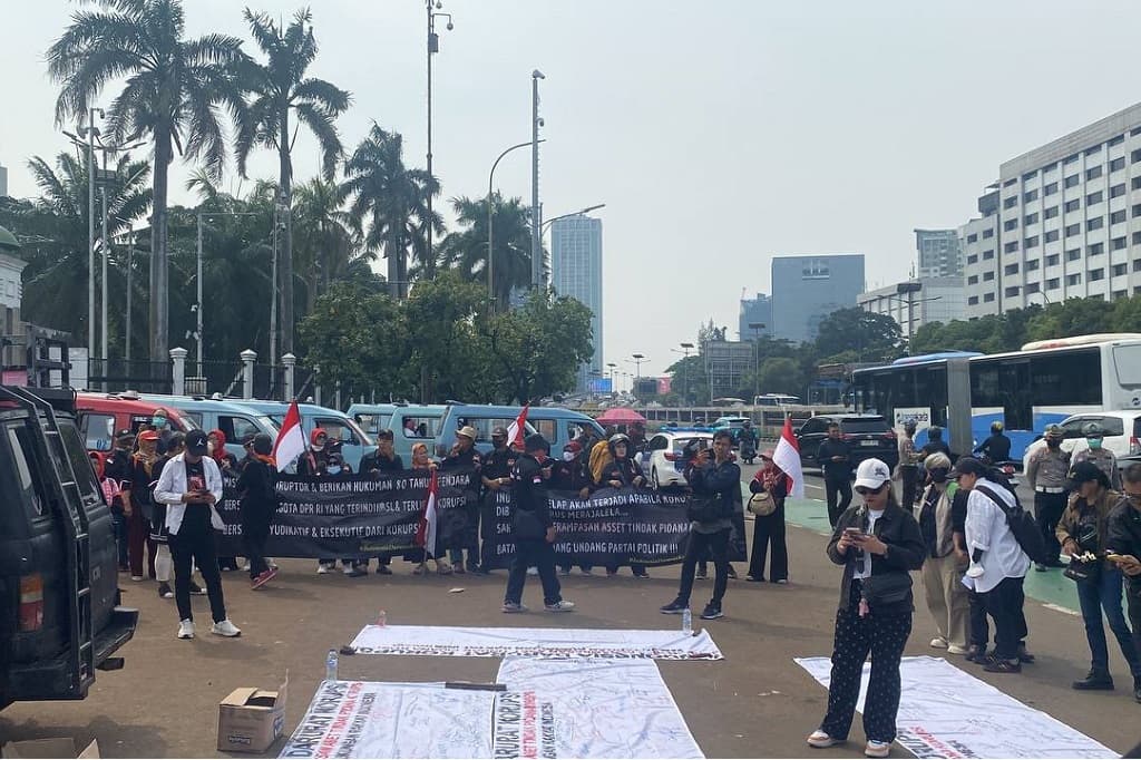 Massa Demo di Depan DPR, Tuntut RUU Perampasan Aset Segera Disahkan