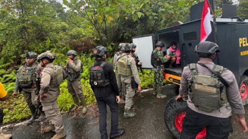 Tembus Medan Curam dan Sungai Berbatu, Satgas Damai Cartenz Patroli Taktis di Sinak Papua