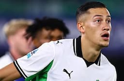 Jay Idzes Kerja Keras Bantu Sassuolo Tahan Imbang AC Milan