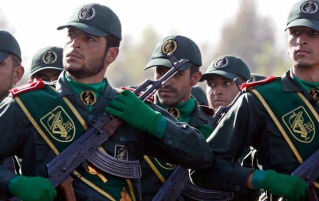 Para Pemuda Iran Antre Daftar Jadi Tentara untuk Perang Lawan AS-Israel