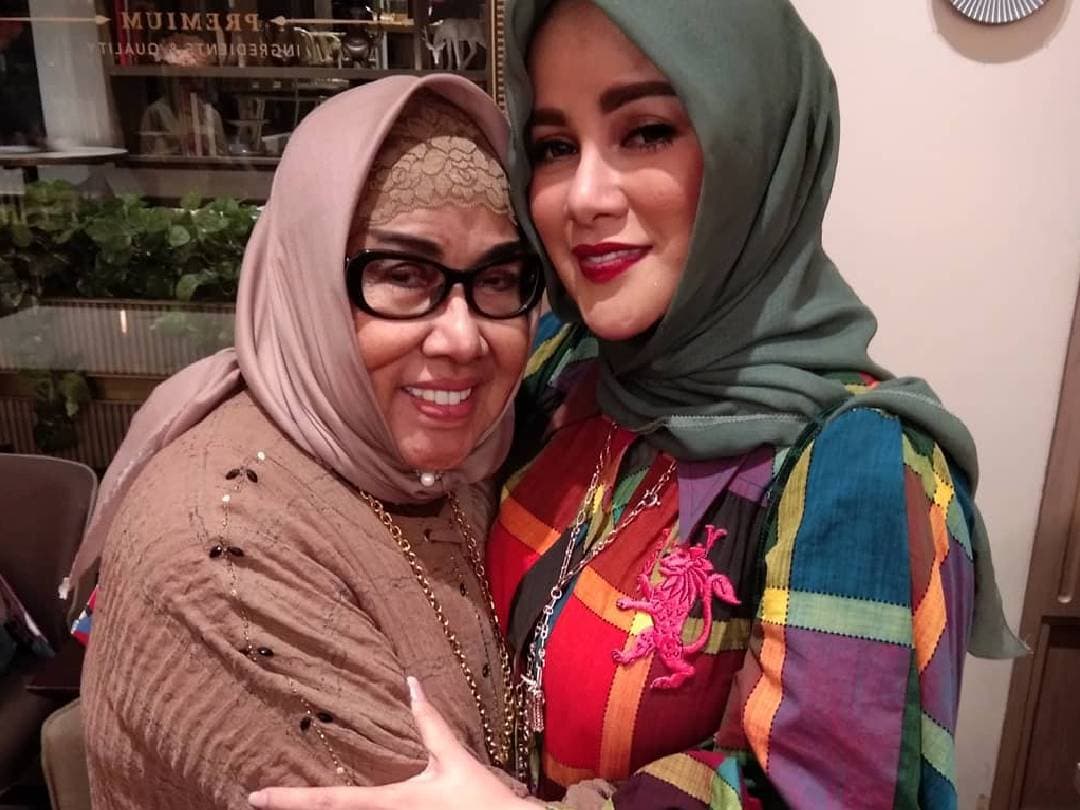 Tangis Olla Ramlan Pecah Mandikan Jenazah Ibu Tercinta sebelum Dimakamkan Sore Ini