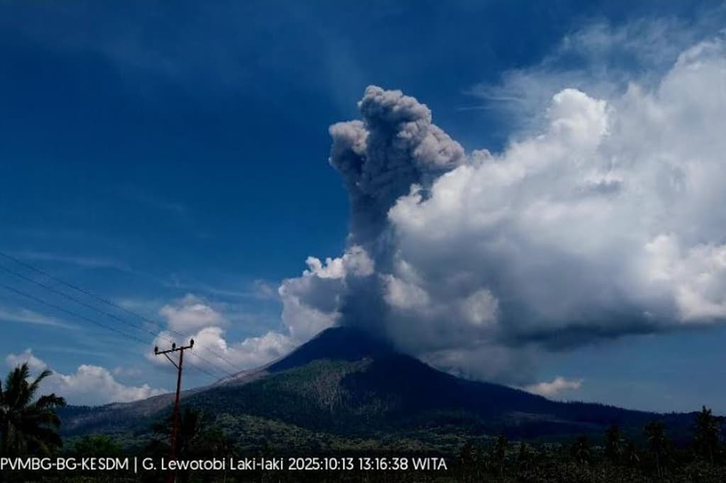 Gunung Lewotobi Laki-laki Erupsi Dahsyat Hari Ini, Muntahkan Kolom Abu Setinggi 3 Km