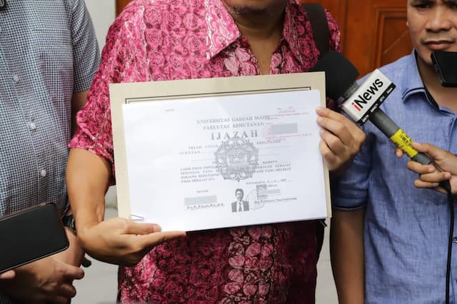 Polda Metro Uji Ijazah Jokowi di Labfor, Periksa Kertas hingga Embos