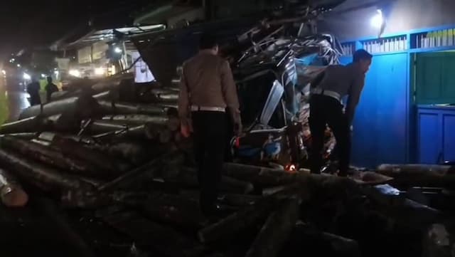 Truk Bermuatan Kayu Rem Blong Tabrak Pemotor dan Rumah di Lumajang, 1 Orang Tewas 4 Luka Truk Bermuatan Kayu Rem Blong Tabrak Pemotor dan Rumah di Lumajang, 1 Orang Tewas 4 Luka