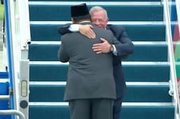 Raja Yordania Abdullah II Tiba di Indonesia, Disambut Pelukan Presiden Prabowo