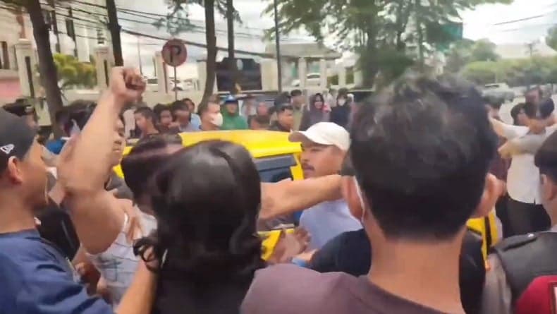 Unjuk Rasa di Gowa Ricuh, Massa Bentrok dengan Pengendara dan Aparat