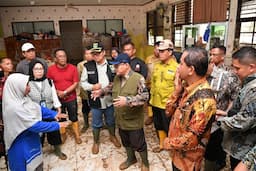 Mendikdasmen Kunjungi Lokasi Banjir di Sumbar, Serahkan Bantuan ke 7 Sekolah
