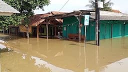 Banjir Karawang Lumpuhkan Aktivitas Warga, Ketinggian Air hingga 2 Meter
