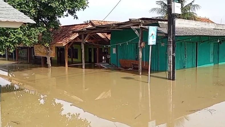 Banjir Karawang Lumpuhkan Aktivitas Warga, Ketinggian Air hingga 2 Meter