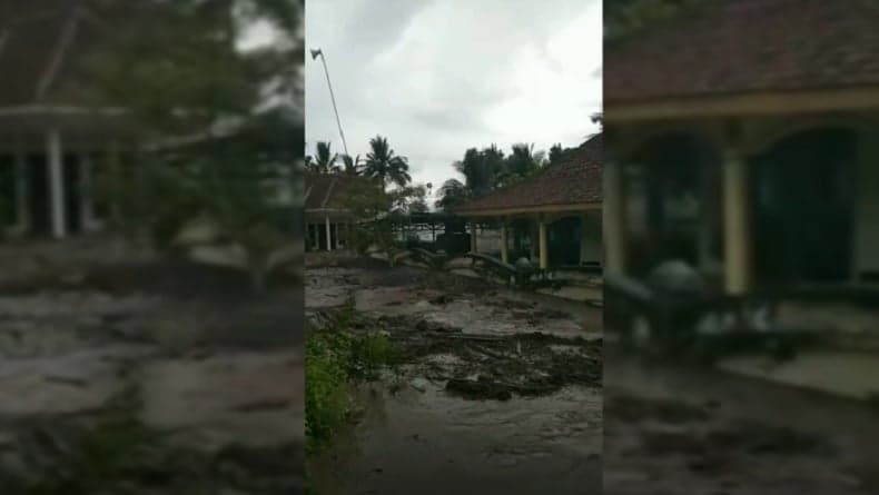 Banjir Lahar Hujan Gunung Semeru Terjang Permukiman, Warga Lumajang Panik