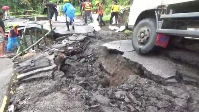 Jalan Nasional Sukabumi Ambles, Akses Wisata Geopark Ciletuh Putus Total Jalan Nasional Sukabumi Ambles, Akses Wisata Geopark Ciletuh Putus Total