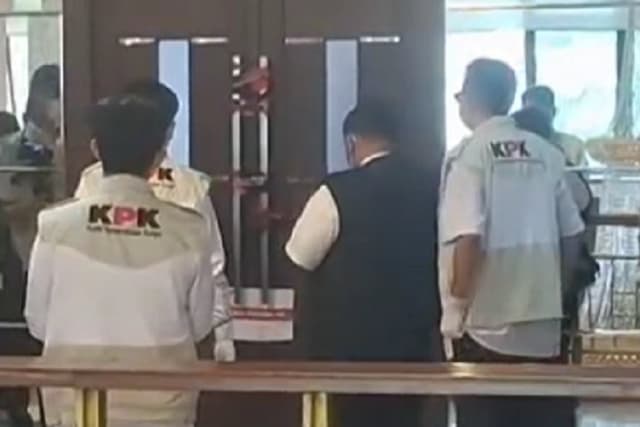 KPK Geledah Ruang Kerja Bupati Bekasi Ade Kuswara Kunang, 2 Koper Dokumen Disita