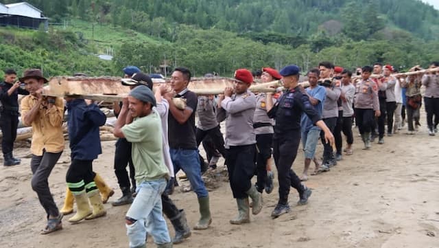 Polisi Bersama Warga Berjibaku Siapkan Jembatan Darurat Pascabanjir Bandang di Penomon Jaya Polisi Bersama Warga Berjibaku Siapkan Jembatan Darurat Pascabanjir Bandang di Penomon Jaya