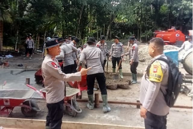 Polri Bersama Pemda Pesisir Selatan Bangun Hunian Sementara bagi Pengungsi Korban Banjir Polri Bersama Pemda Pesisir Selatan Bangun Hunian Sementara bagi Pengungsi Korban Banjir